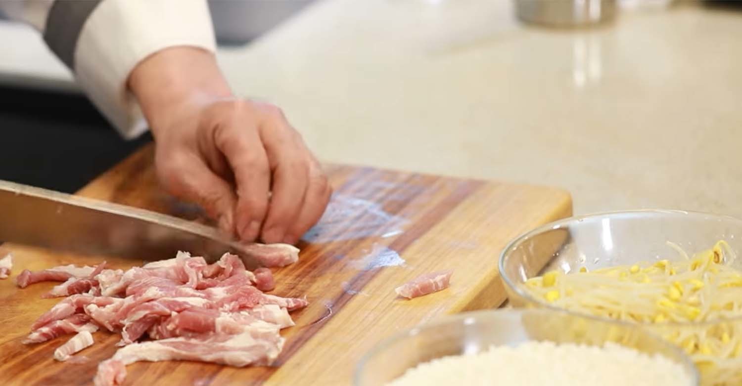 콩나물밥에 돼지고기를 넣으면 부족한 영양성분인 단백지을 보충할 수 있다. / '임성근 임짱TV' 유튜브 채널