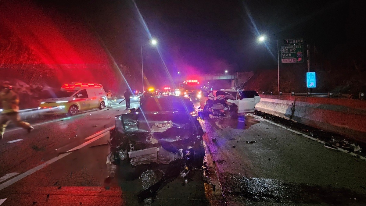 지난 4일 오전 1시 23분께 서해안고속도로 상행선 고창분기점 인근에서 발생한 교통사고 현장에서 수습하던 경찰관 등 2명이 SUV에 치여 숨졌다. / 전북 소방 제공, 뉴스1