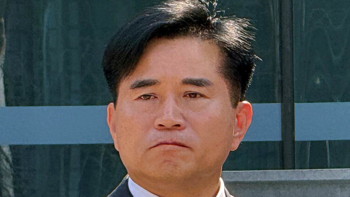 이병진 더불어민주당 의원이 지난해 4월 2일 경기 평택시 수원지법 평택지원에서 열린 공직선거법 위반 등 혐의 사건 1심 선고공판에서 당선무효형을 선고받고 취재진 질문을 받고 있다. / 뉴스1