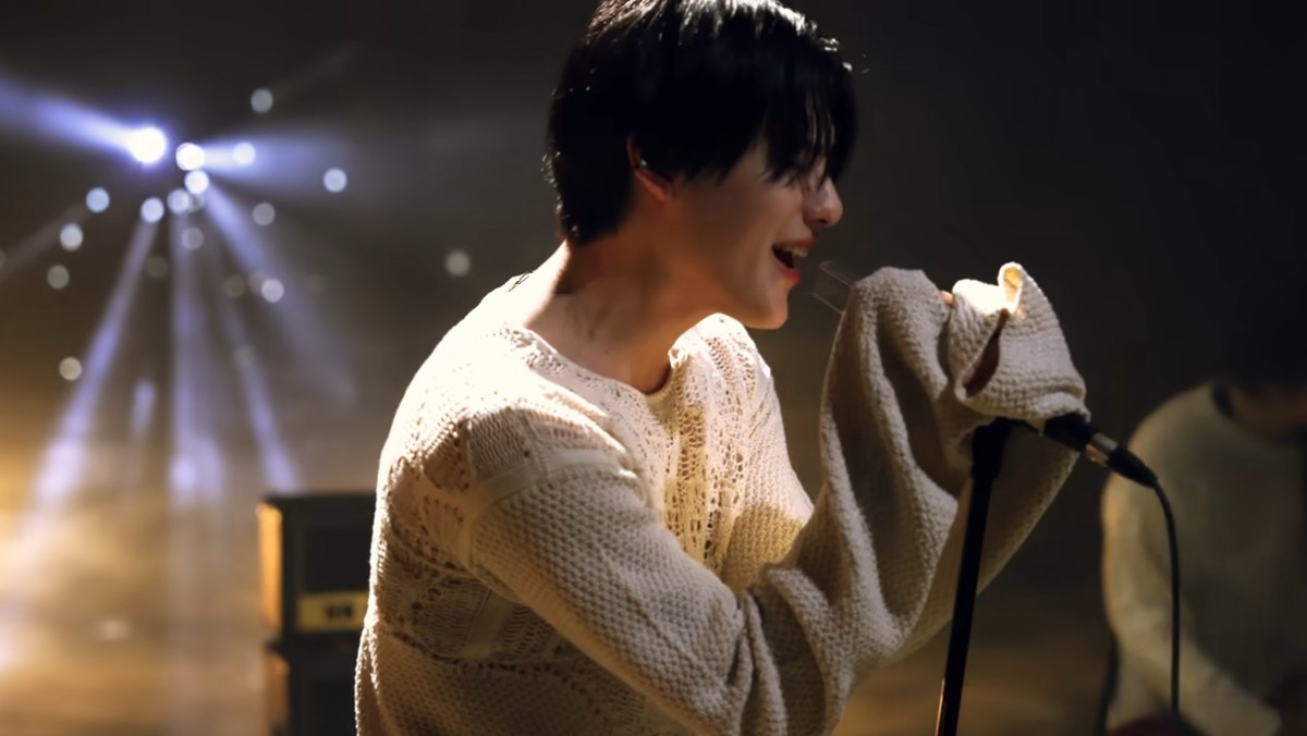 우즈 '드라우닝' 라이브 클립 영상 일부. / 유튜브 'WOODZ'