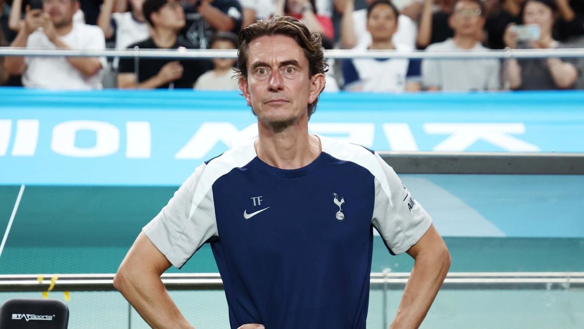 지난해 8월 3일 오후 서울 마포구 서울월드컵경기장에서 열린 쿠팡플레이 시리즈 토트넘 홋스퍼와 뉴캐슬 유나이티드의 경기 전반전에서 토트넘 토마스 프랭크 감독이 그라운드를 바라보고 있다.  / 뉴스1