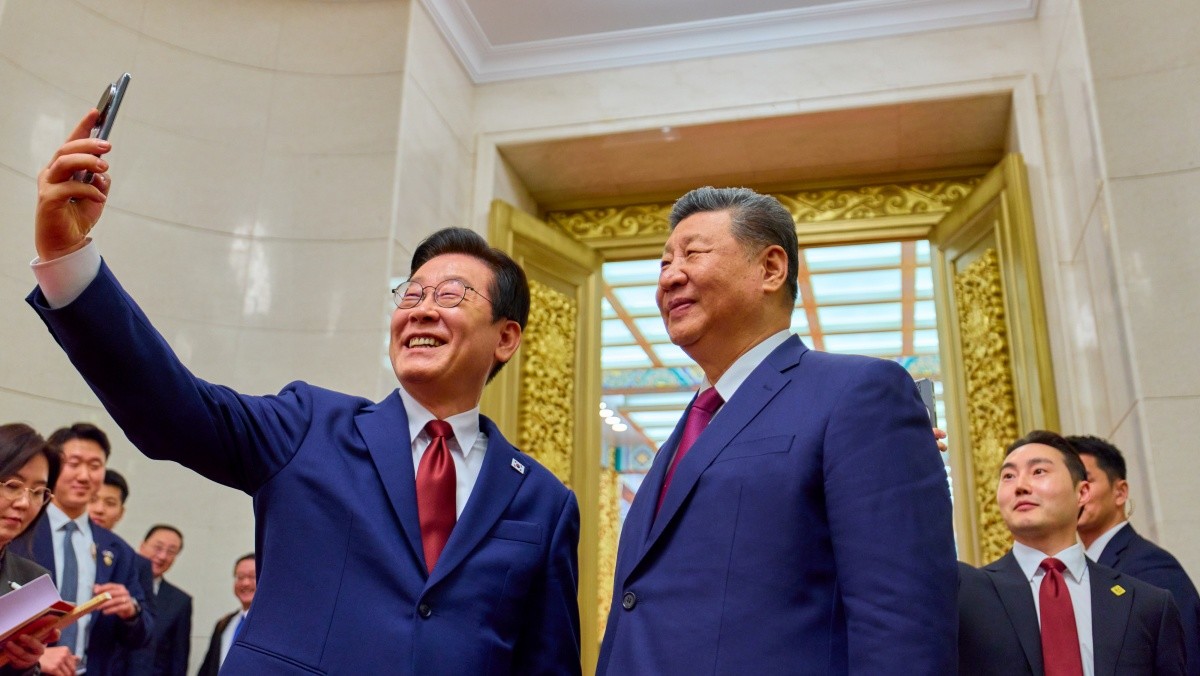 시진핑 주석이 선물한 샤오미폰으로 기념촬영하는 이재명 대통령  / 뉴스1