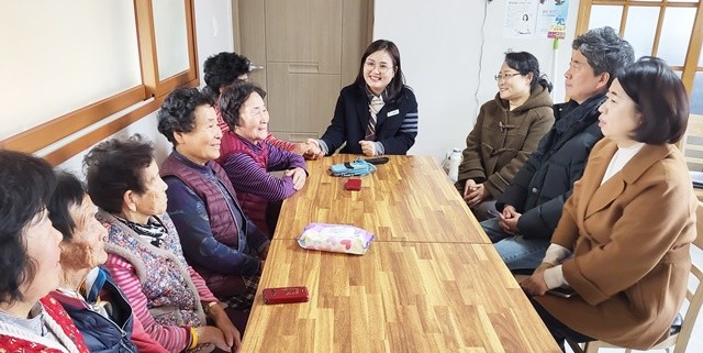 서혜련 신임 신광면장이 지난 7일 관내 경로당을 방문해 어르신의 손을 잡고 애로사항을 경청하고 있다.