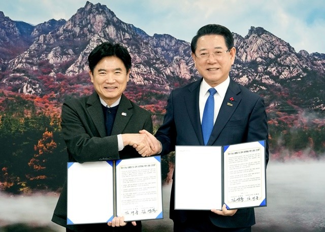 8일 전남도청에서 열린 간담회에서 김영록 전라남도지사(왼쪽)와 김대중 전라남도교육감이 ‘광주·전남 대통합 및 교육 대전환을 위한 공동 선언문’에 서명한 뒤 기념 촬영을 하고 있다.