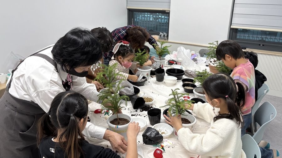 어린이들이 영천시 다함께돌봄센터 프로그램에 참여하고 있다. / 영천시 제공