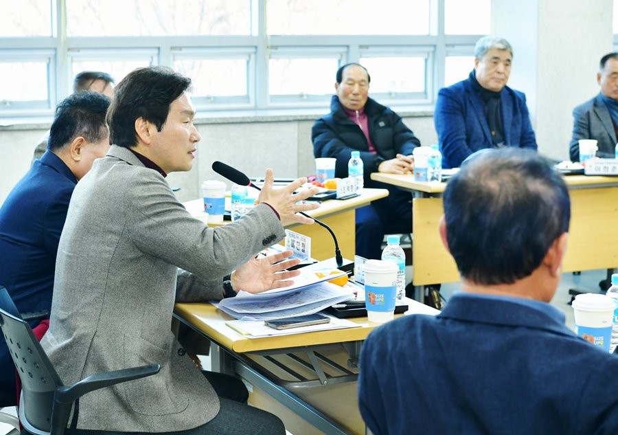 지난 7일을 시작으로 27일까지 15개 읍면동 순회에 나선 조현일 경산시장이 주민들과 소통하고 있다.  / 경산시 제공