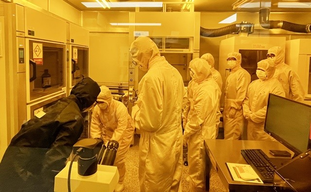 ‘반도체 산업 글로벌 인재양성 프로젝트’에 참여한 전남 지역 고등학생들이 지난 6일 전남대학교 반도체공동연구소 클린룸에서 반도체 공정 실습 교육을 받고 있다.