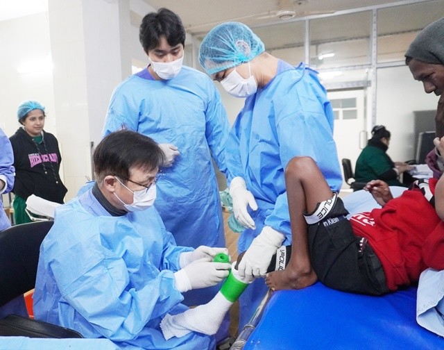 전남대학교병원 정형외과 의료봉사단이 방글라데시 꼴람똘라 병원에서 현지 환자를 대상으로 고난도 수술을 집도하고 있다.