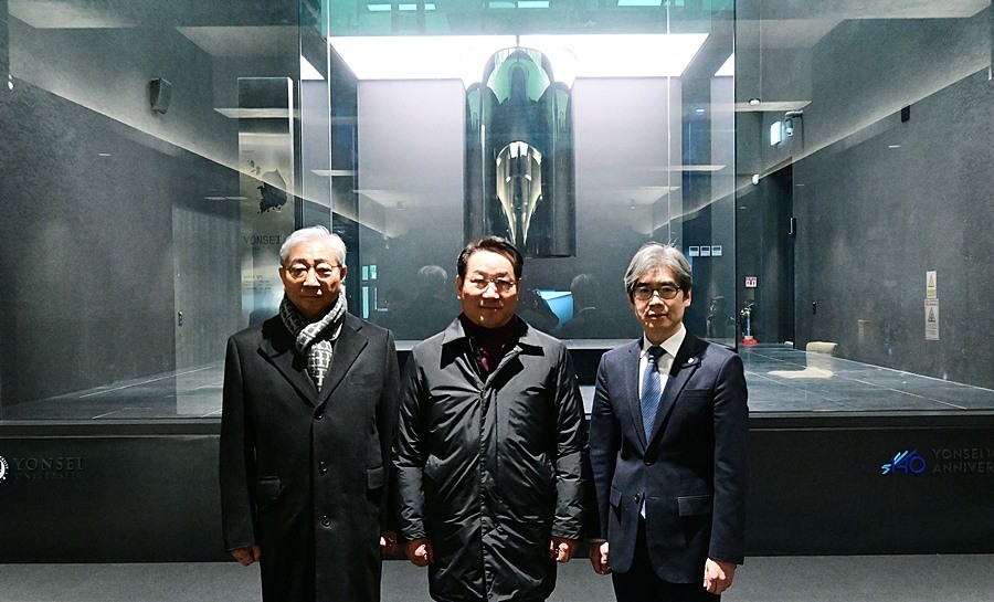 유정복 인천광역시장이 8일 연수구 연세대학교를 방문해 윤동섭 연세대학교 총장과 양자컴퓨터를 살펴보고 있다