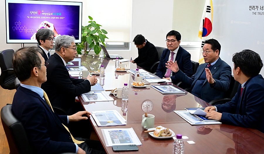 유정복 인천광역시장이 8일 연수구 연세대학교를 방문해 윤동섭 연세대학교 총장과 양자, 바이오 혁신 클러스터 조성을 위한 파트너십 구축 방안을 논의하고 있다