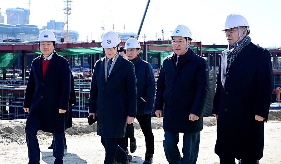 유정복 인천광역시장이 8일 연수구 송도 세브란스병원 건설현장을 찾아 윤동섭 연세대학교 총장과 현장을 점검하고 있다
