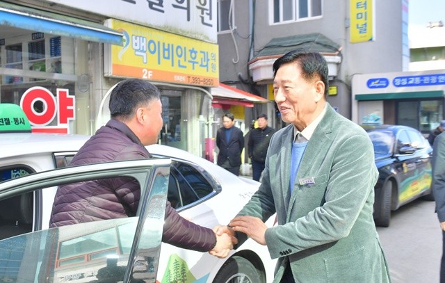 김한종 장성군수(우)가 택시 종사자에게 감사 인사를 전하고 있다. 장성군 제공
