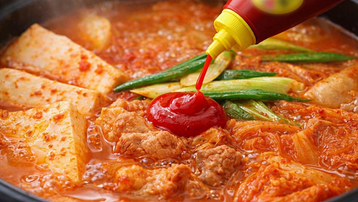 '핵심은 양과 타이밍, 케첩은 김치찌개 조리 마지막 단계에서 소량만...' 기사 내용 토대로 AI툴 활용해 제작한 자료사진.