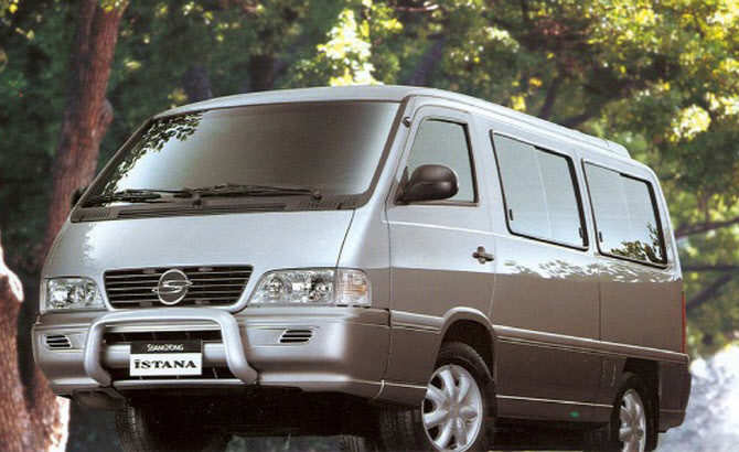 승합차 시절의 이스타나. / KGM 공식 사진을 생성형 AI로 화질 개선한 이미지