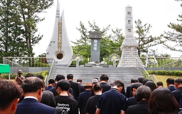 보성군 현충공원에서 순국선열과 호국영령의 숭고한 희생을 기리기 위한 묵념을 하고 있다