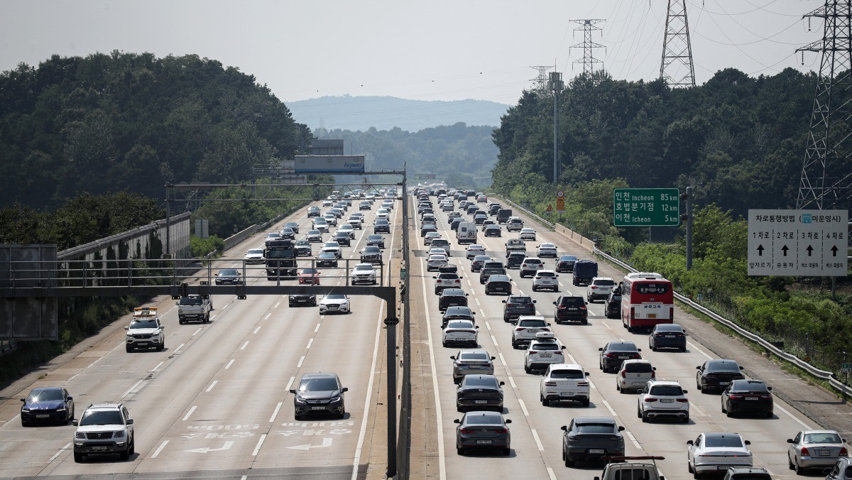 고속도로에 차량들이 이동하고 있다. 기사의 이해를 돕기 위한 사진 / 뉴스1