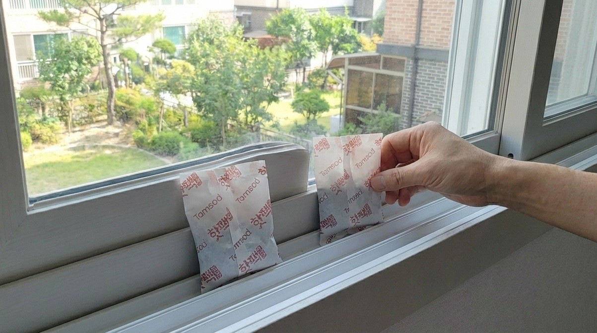 다 쓴 핫팩을 창틀에 배치해 습기 제거제로 활용하는 모습 / AI 생성 이미지