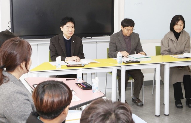 김대중 전남교육감과 화순만연초 교육가족들이 다문화교육 내실화 방안을 주제로 논의하고 있다.