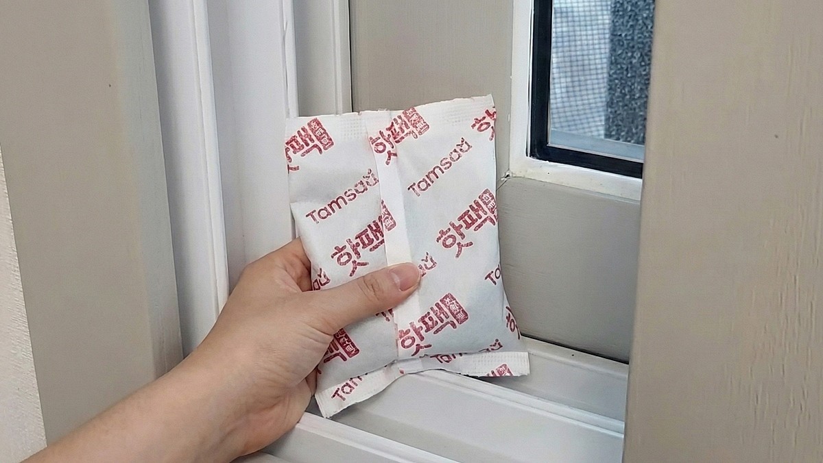 다 쓴 핫팩을 창틀에 올려놓는 모습 / AI 생성 이미지