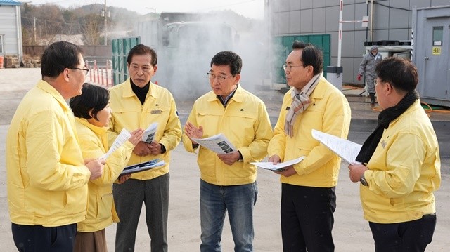 윤병태 시장(오른쪽 두 번째)과 신정훈 국회의원(오른쪽 세 번째)이 거점소독시설을 방문해 방역 추진 상황을 살피고 있다