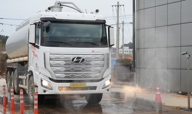 고병원성 조류인플루엔자 확산 방지를 위해 소독하고 있다.