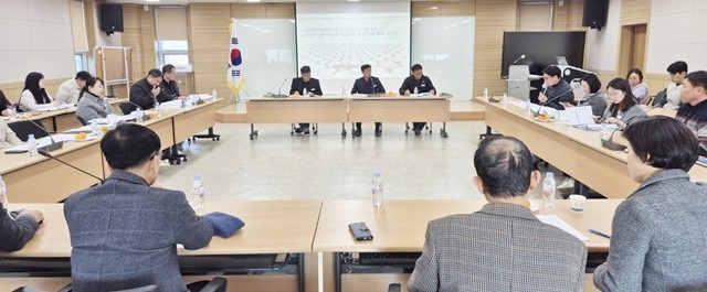 나주시농업기술센터가 지난 5일 농업인교육관에서 ‘2026년도 주요업무계획 보고회’를 농촌 고령화와 기후변화에 대응하기 위해 토론 방식으로 진행했다.
