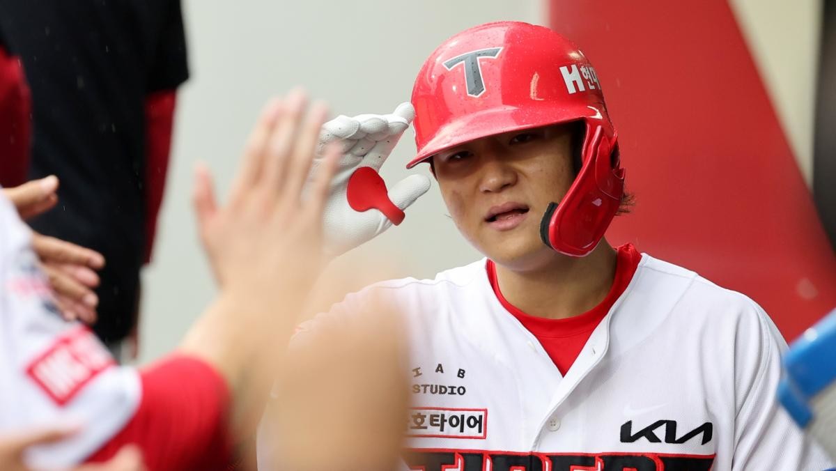 2024년 10월 14일 광주기아챔피언스필드에서 열린 KIA 타이거즈와 롯데 자이언츠의 연습경기. KIA 김도영이 6회말에 솔로홈런을 때리고 홈인한 뒤 더그아웃에서 동료의 환영을 받고 있다.  / 연합뉴스