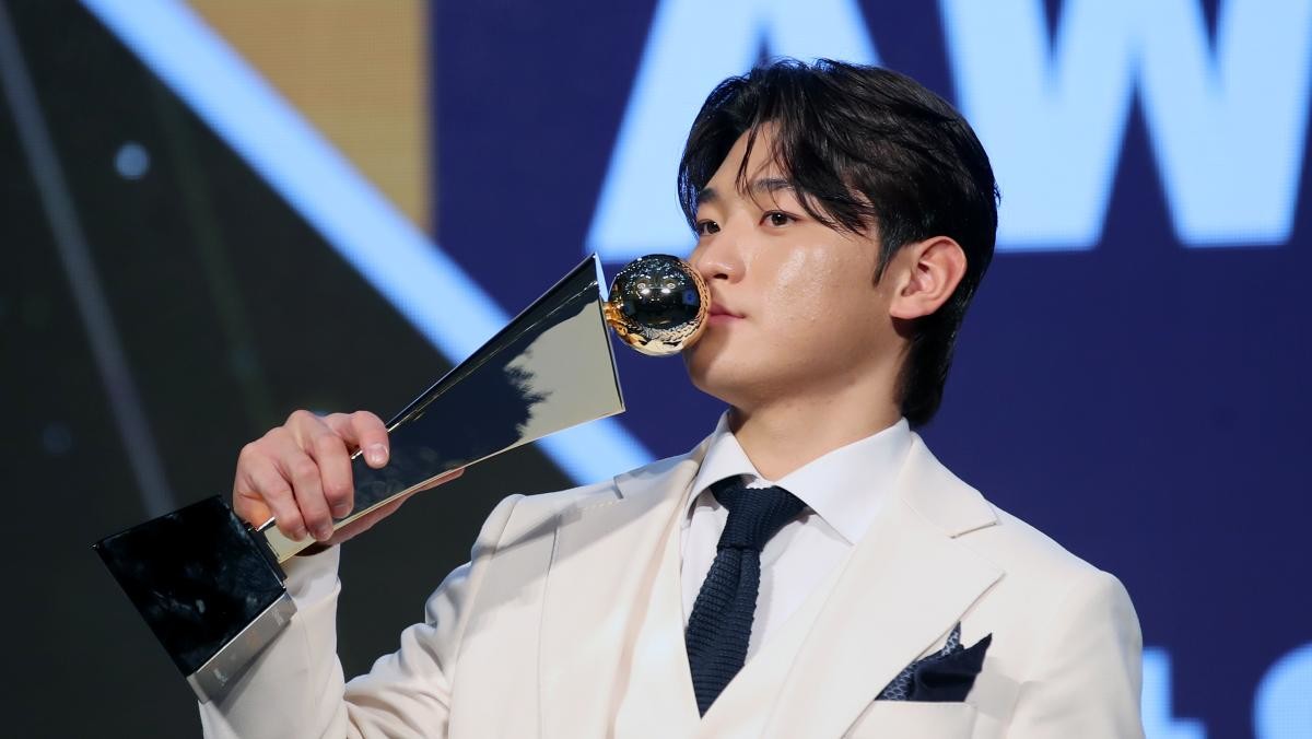 2024년 11월 26일 오후 서울 송파구 잠실 롯데월드 호텔에서 열린 프로야구 '2024 신한 SOL 뱅크 KBO리그' 시상식에서 MVP에 선정된 KIA 김도영이 트로피와 함께 기념촬영하고 있다. / 뉴스1