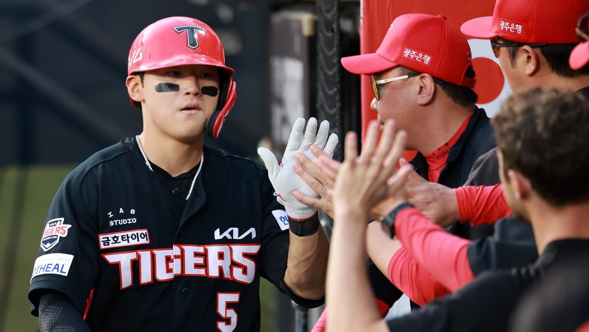 지난해 5월 21일 오후 경기 수원 KT위즈파크에서 열린 '2025 신한 SOL뱅크 KBO 리그’ KIA 타이거즈와 kt 위즈의 경기, KIA 김도영이 3회초 1사 3루 상황 3루주자 박찬호를 불러들이는 희생 플라이를 친 뒤 더그아웃에서 동료들의 축하를 받고 있다. / 뉴스1