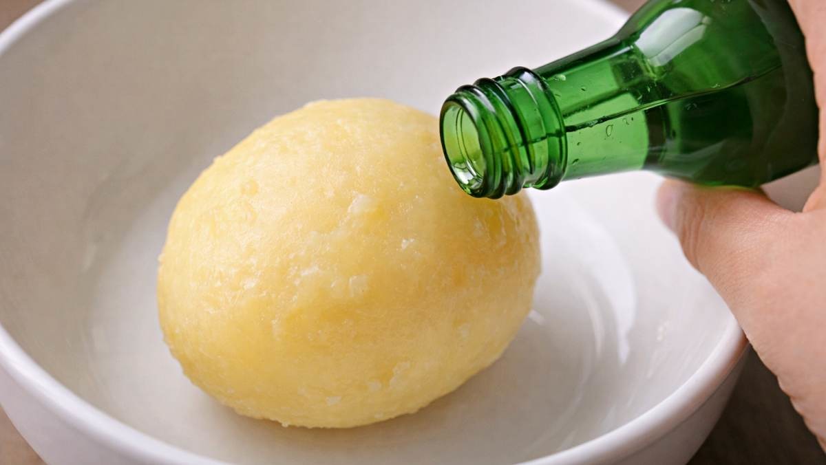 '감자에 소주병을?!' 기사 내용 토대로 AI툴 활용해 제작한 자료사진.