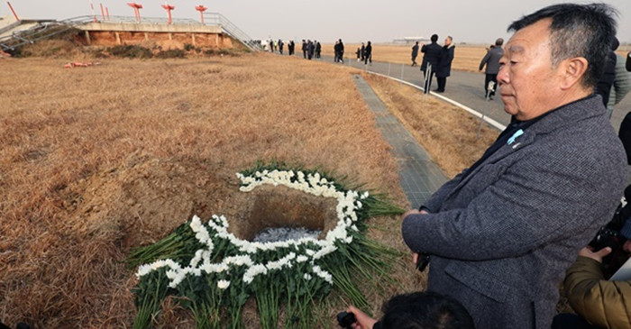 179명이 사망한 12·29 제주항공 무안공항 참사 1주기인 29일 전남 무안공항에서 유가족들이 활주로 내 피해를 키운 원인으로 지목된 방위각 시설물(로컬라이저)를 가까이서 바라보고 있다. / 뉴스1