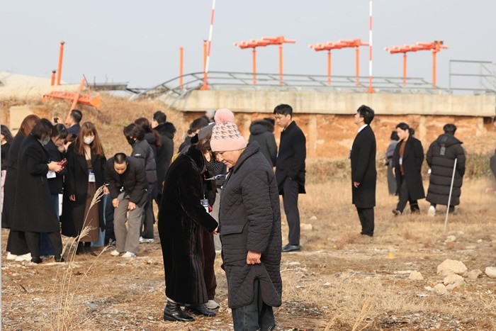 179명이 사망한 12·29 제주항공 무안공항 참사 1주기인 29일 전남 무안공항에서 유가족들이 활주로 내 피해를 키운 원인으로 지목된 방위각 시설물(로컬라이저)를 가까이서 바라보고 있다. / 뉴스1