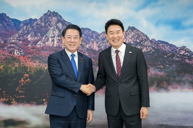 노관규 순천시장(오른쪽)이 7일 전남도청에서 김영록 전라남도지사를 만나 순천 미래첨단 소재 국가산단 후보지에 정부 전략산업인 「RE100 반도체 국가산단」 유치를 공식 건의했다.