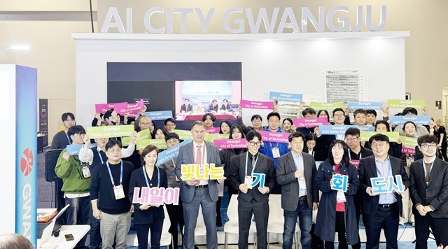 7일(현지시각 6일) 미국 라스베이거스에서 열린 ‘CES 2026 광주공동관’ 개관식에서 강기정 광주시장(화면 안)이 온라인으로 참여해 현지 참가기업 대표들과 함께 파이팅을 외치고 있다.