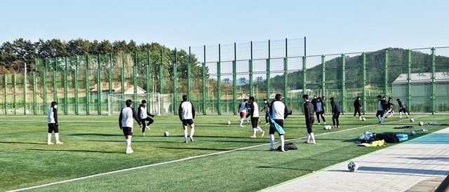 완도에서 전지훈련을 한 위덕대학교 축구팀