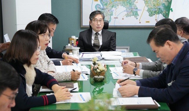 강상구 부시장(가운데)이 지난 6일 국장, 부서장들과 함께 2026년 정부 업무계획 선제 대응을 위해 회의를 개최했다.