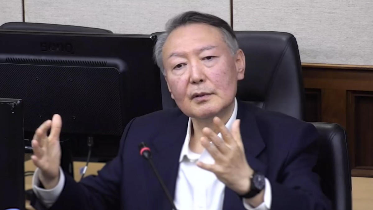 윤석열 전 대통령이 지난해 12월 26일 서울 서초구 중앙지방법원에서 열린 1심 결심 공판에서 최후 진술을 하고 있다. / 중앙지법 제공, 뉴스1