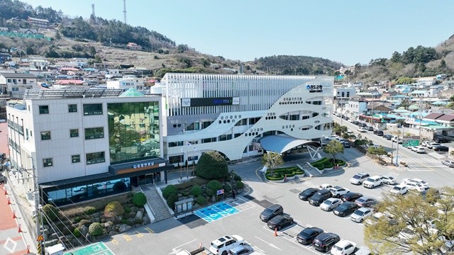 완도군청 전경. 완도군은 2026년 제1회 경력경쟁 임용시험을 통해 신규 공무원 27명을 채용한다.