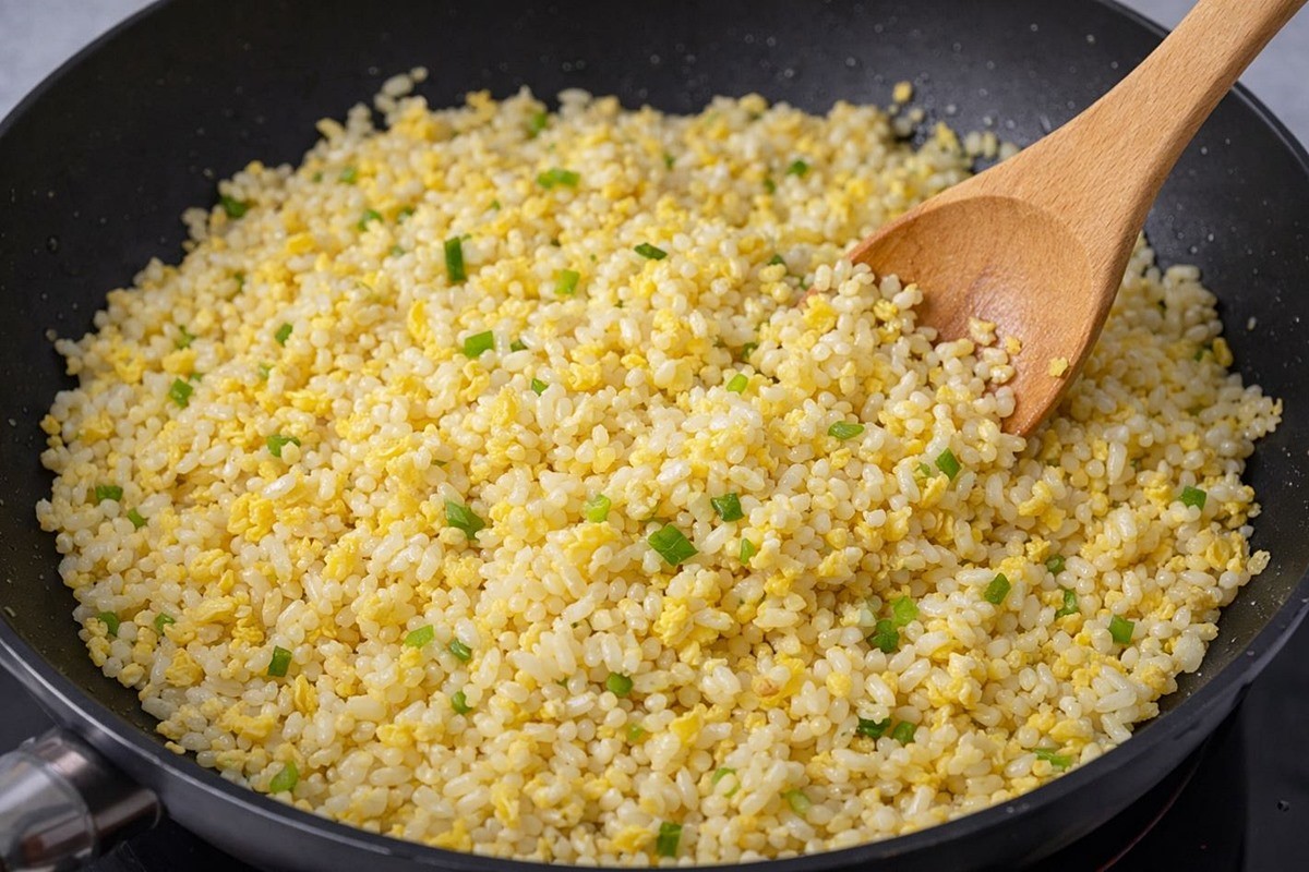 황금 계란볶음밥을 만드는 모습. 기사 이해를 돕기 위해 AI를 활용해 제작한 자료 사진입니다.