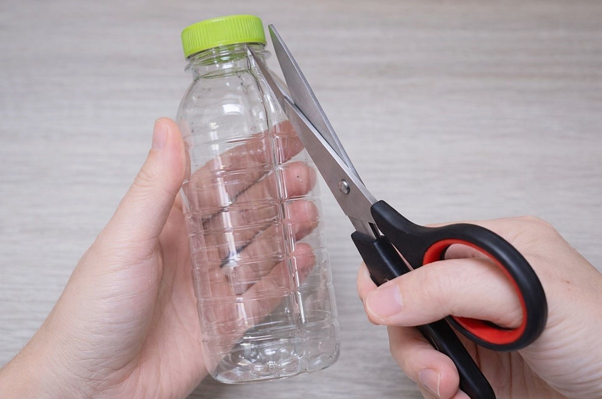 페트병을 가위로 자르는 모습. 기사 이해를 돕기 위해 AI를 활용해 제작한 자료 사진입니다.