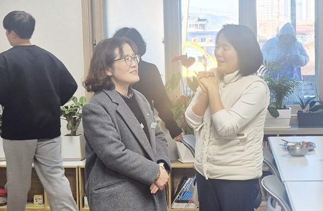 정영심 신임 함평군 해보면장이 한 경로당을 방문해 어르신들의 안부를 물으며 애로사항을 경청하고 있다.