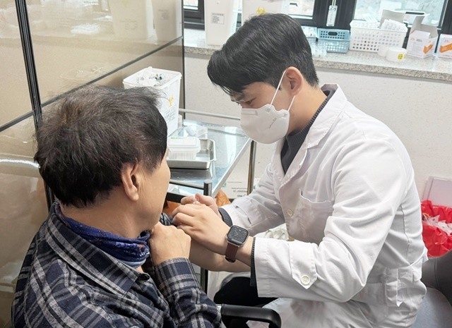 나주시 보건소가 65세 이상 어르신을 대상으로 페렴구균 무료 예방접종을 진행중이다