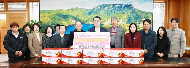 지난 8일 화순군청에서 열린 기탁식에서 문형윤 도곡파프리카영농조합법인 대표가 구복규 화순군수에게 취약계층을 위한 파프리카 1,000박스를 전달한 뒤 기념 촬영을 하고 있다.