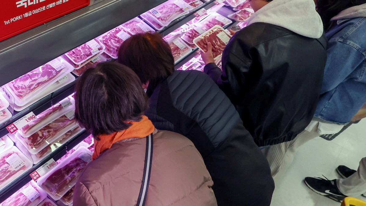 한 대형마트에서 시민들이 고기를 구입하려는 모습. 자료사진. / 뉴스1