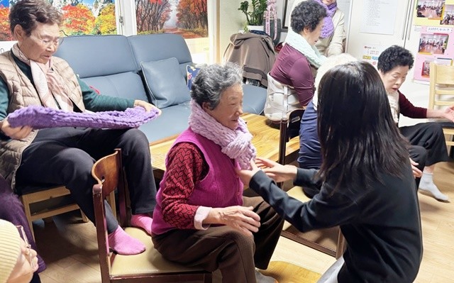 월계초등학교 학생들이 어르신들에게 직접 짠 목도리와 크리스마스 리스를 전달했다.