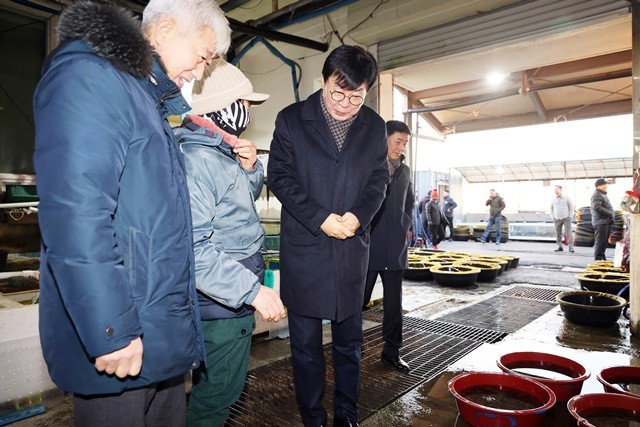 9일 장흥군 정남진수산물위판장에서 열린 ‘2026년 초매식’에서 김성 장흥군수(왼쪽에서 세번째))가 상인들과 대화를 하고 있다.