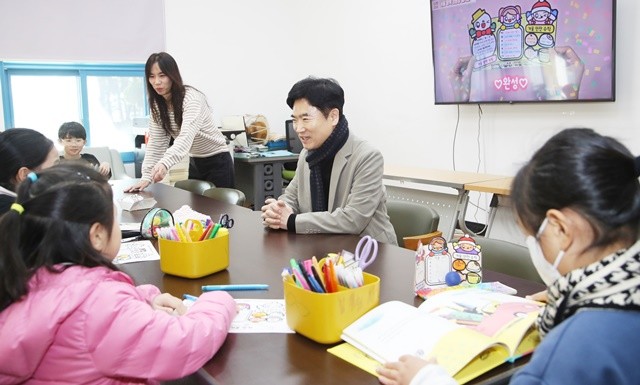 김대중 전라남도교육감이 9일 녹동초등학교소록도분교장을 찾아 학생들의 교육활동을 살피고 있다.