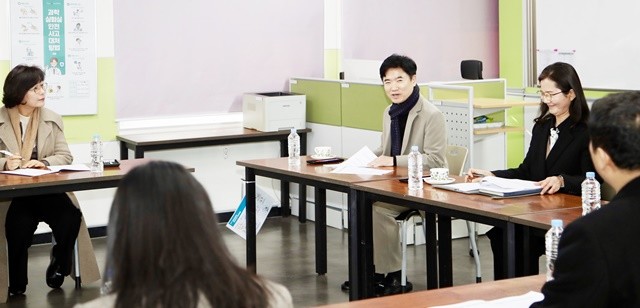 김대중 전라남도교육감과 녹동초 교육가족들이 자기주도 학습과 인성·독서 중심 교육을 주제로 논의하고 있다.