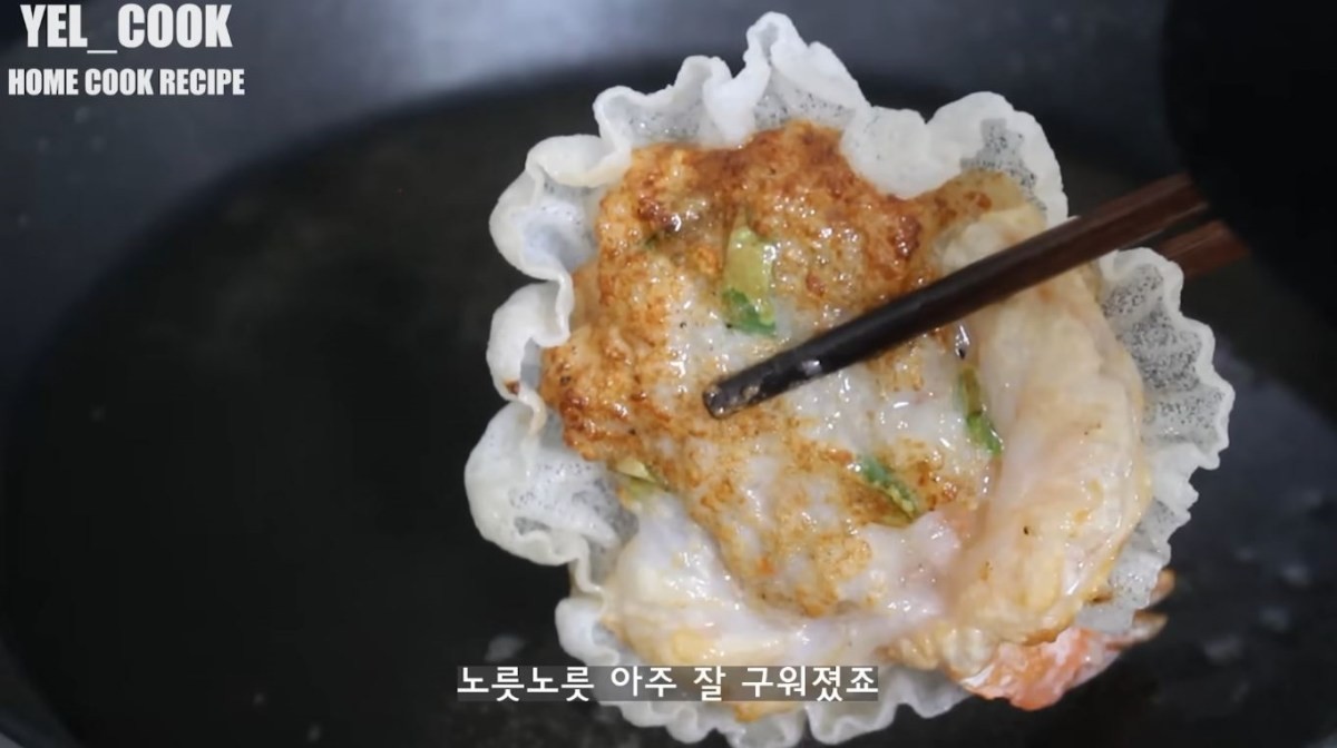 라이스페이퍼에 새우 반죽을 얹고 굽는 모습. / 유튜브 '옐쿡 YEL_COOK'