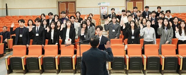 신규 임용자들이 공직자로서의 책무를 다짐하는 복무 선서를 하고 있다.